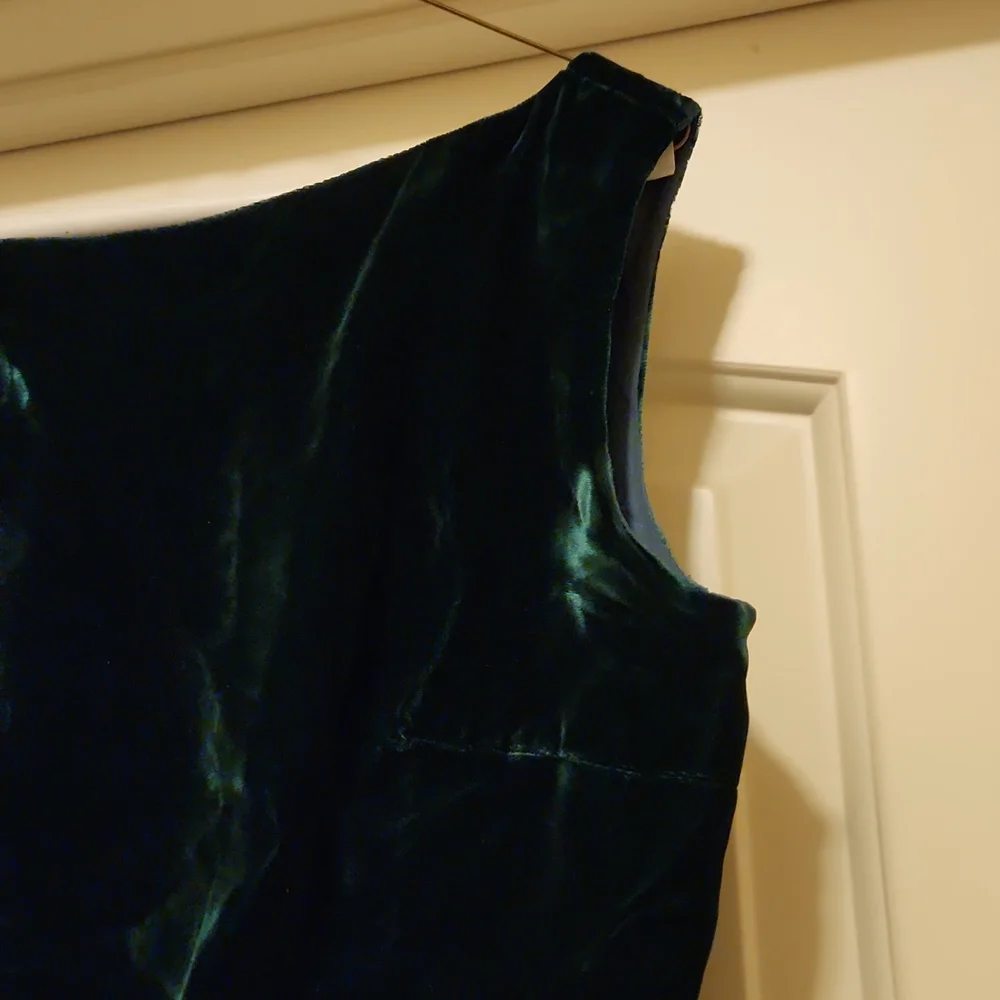 Custom made green velvet gown! - Picture 3 of 11